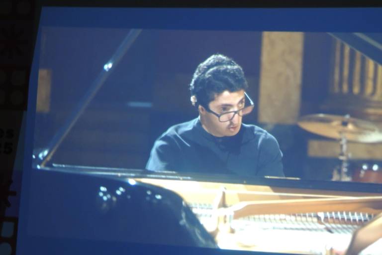 Supera límites David González en ‘Concierto para otras manos’