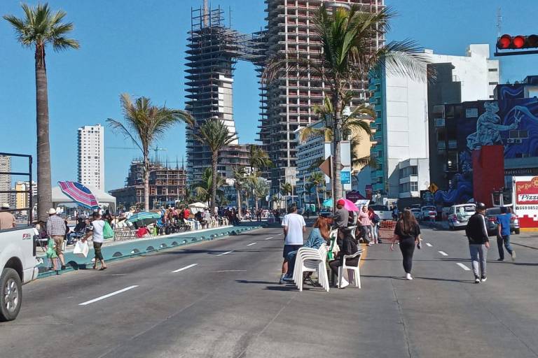 Cierran el malecón y colocan cientos de sillas para presenciar el primer desfile del Carnaval de Mazatlán