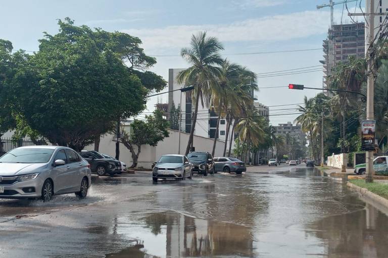 Persisten encharcamientos entre avenidas Cruz Lizárraga y Lola Beltrán; se mantiene pronóstico de lluvias fuertes