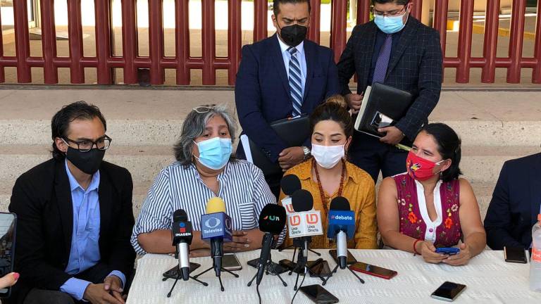 Integrantes de los organismos Propuesta Cívica y Reporteros sin Fronteras, junto a Gris Triana.
