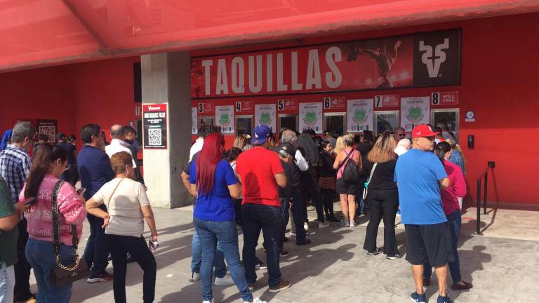 Los aficionados acuden a temprana hora por sus boletos.