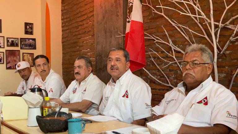 Josué Gómez da los detalles de los próximos eventos de la Región IV.