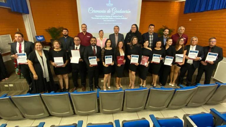 La Unipol entregó reconocimientos a quienes concluyeron sus estudios de doctorado.
