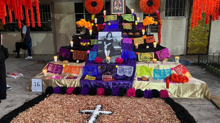 En el altar, sus compañeros, colocaron flores, veladoras y la comida que a Perla Scarlett le gustaba en vida.