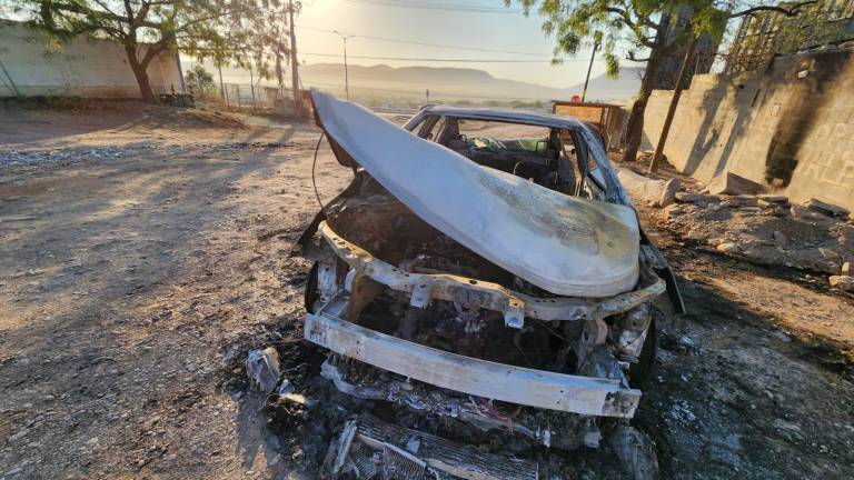 Un vehículo calcinado y baleado fue localizado abandonado junto a la barda perimetral del tanque de almacenamiento de la JAPAC, entre la avenida Colinas, la colonia Progreso y el libramiento a La Primavera.