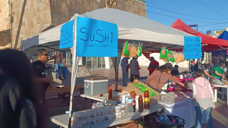 Disfrutan ciudadanos y turistas de diferentes alimentos para ver el desfile