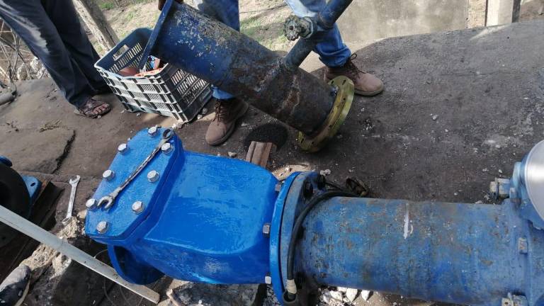 Trabajadores colocan los equipos del acueducto Baluarte-Teacapán .