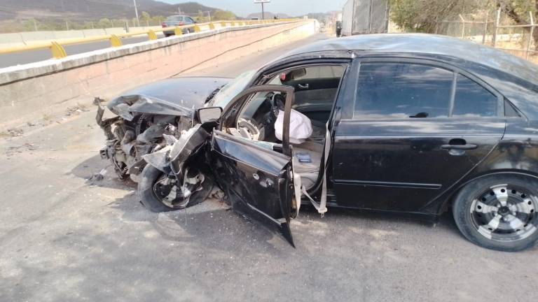 Los bomberos fueron los encargados de cerrar parte de la circulación para evitar otro accidente.