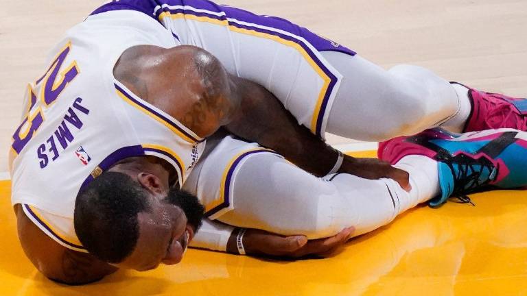 Tras varias evaluaciones, se confirmó que LeBron James seguirá en la lista de lesionados.