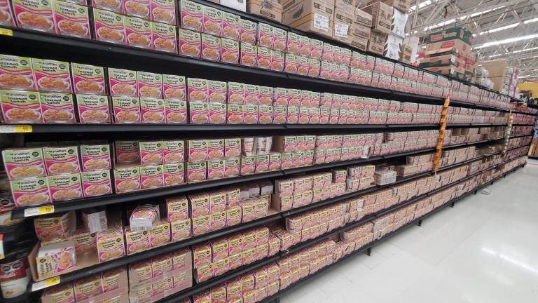 Los anaqueles de sopas instantáneas se resurtieron en las tiendas de autoservicio.