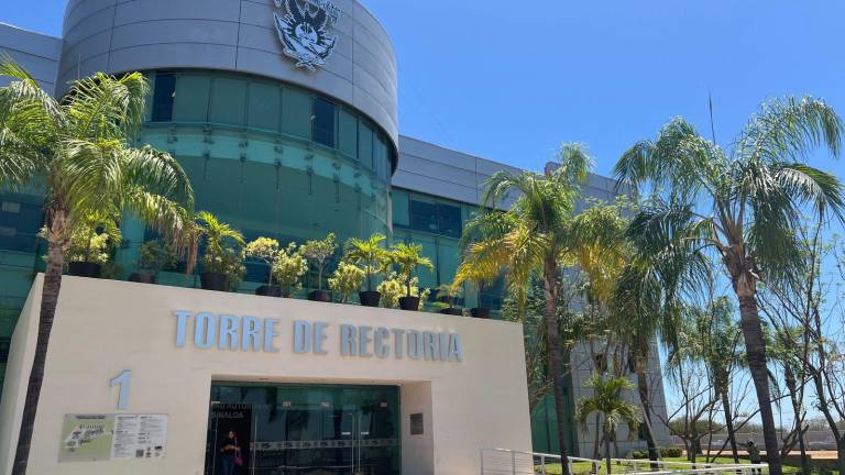 Estudiantes acudieron con el vicerrector para denunciar a una estudiante que hizo mal uso de las aportaciones del dinero para la fiesta de graduación.