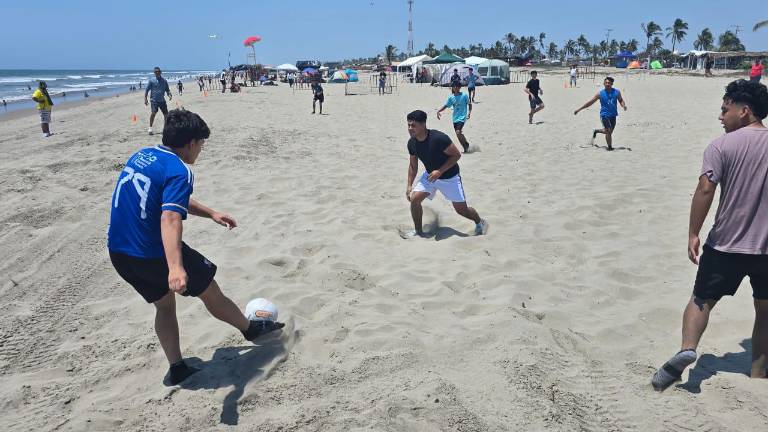 El futbol de playa se practica en El Caimanero.