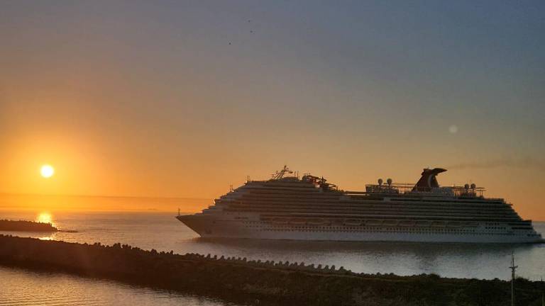El crucero naviero Carnival Panorama arribó la mañana de este miércoles 3 de enero al puerto.