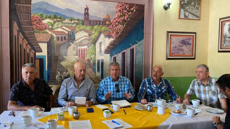 Cinco de los socios afectados presiden la rueda de prensa donde informan su situación.