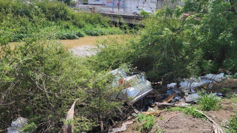 La conductora se había salido del camino y estuvo a punto de ser arrastrada por la corriente junto con su automóvil.