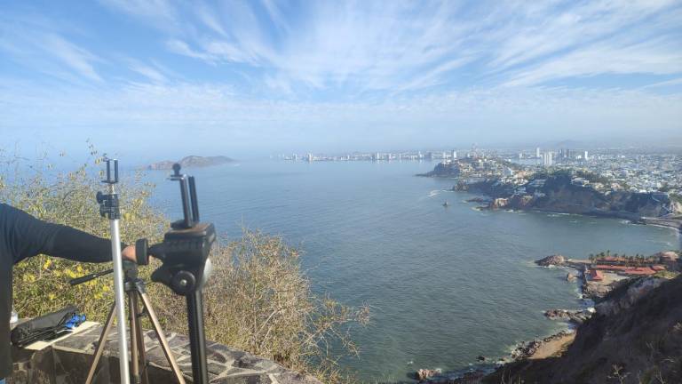 Desde el faro de Mazatlán todo está listo para apreciar el eclipse solar.