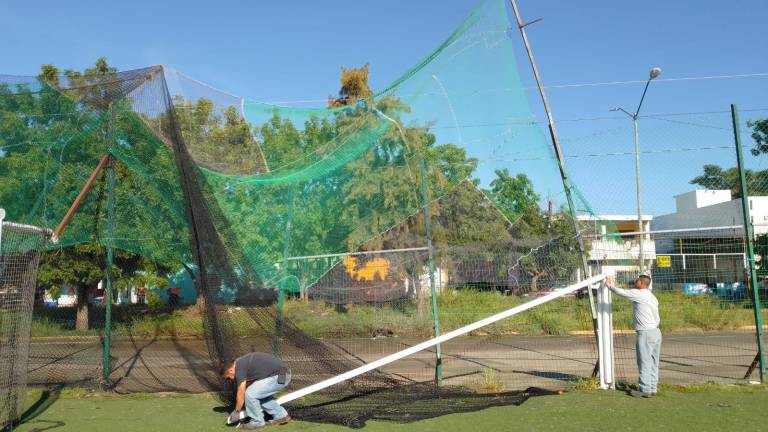 Personal del Imdem trabaja en los espacios deportivos.