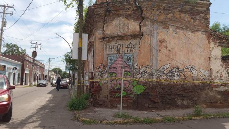 La vivienda que se encuentra en la esquina de Rafael Buelna y Jesús Andrade registra daños severos en su infraestructura.