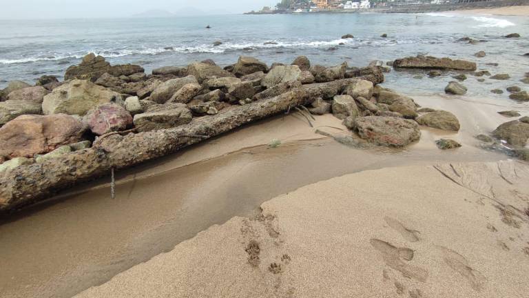 El agua que sale del dren en Olas Altas aparentemente proviene del mismo mar y se escurre hasta llegar a la playa.