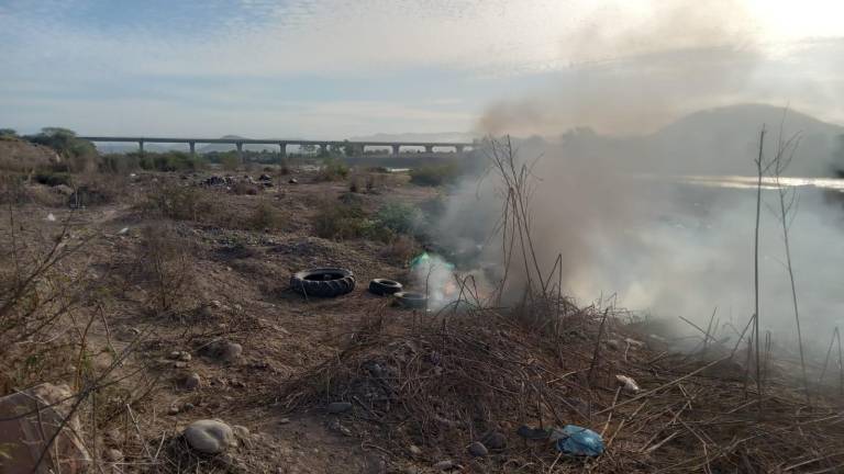 El Río Baluarte enfrenta una creciente problemática de basura y escombros en sus márgenes.