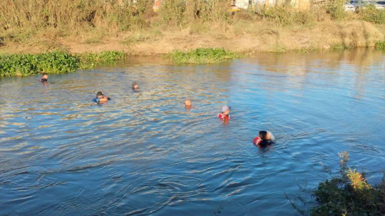 Buzos de Bomberos Culiacán buscan al joven en el canal.