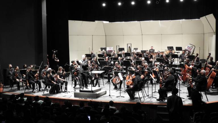 La Orquesta Sinfónica Sinaloa de las Artes la dirige Miguel Salmón del Real.