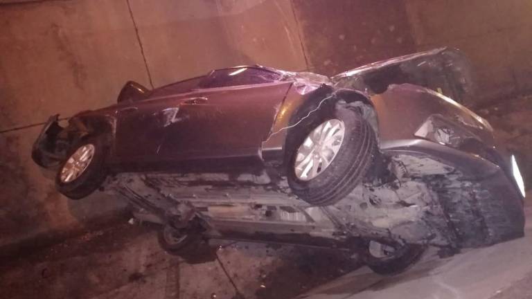 El automóvil terminó en el fondo del canal pluvial de la avenida Francisco Solís