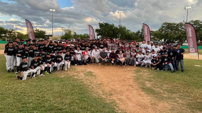 Los equipos participantes se tomaron la foto grupal tras el acto inaugural del selectivo.