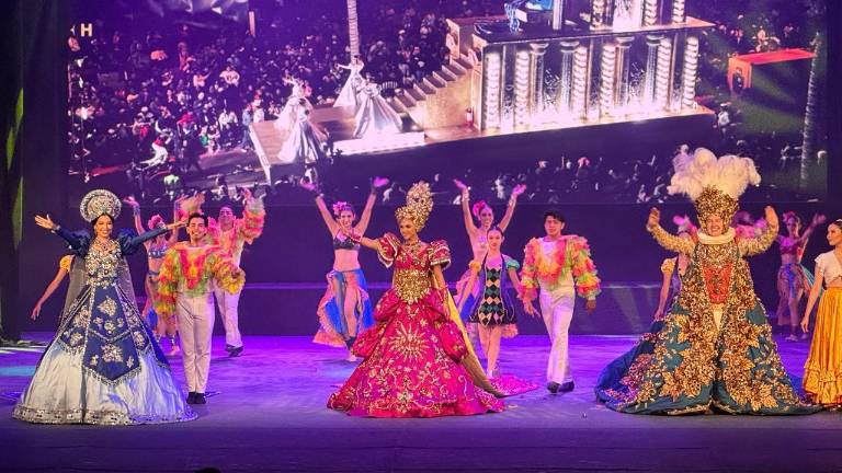 Carolina Ruelas, Reina del Carnaval Internacional Mazatlán 2024; Siu Ling Cotero, Reina de los Juegos Florales y del actual Rey de la Alegría, Héctor Limón, durante su presentación.