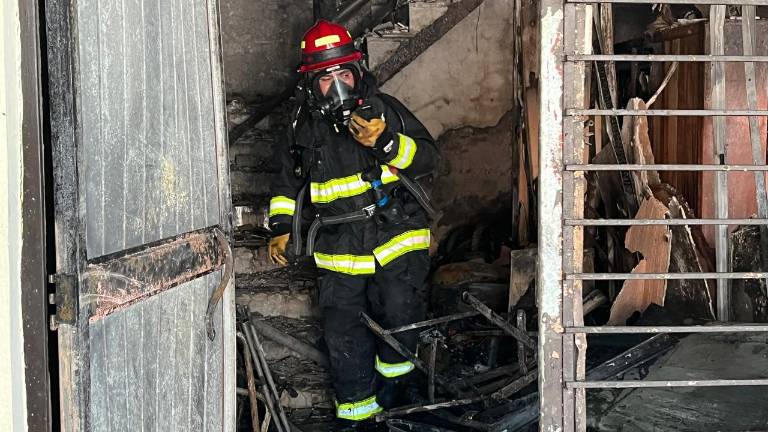 El fuego arrasó con una vivienda de dos pisos en la colonia Tierra Blanca, sin dejar personas lesionadas.