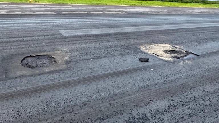 Los baches en la pista del Aeropuerto de Mazatlán han generado preocupación entre usuarios y trabajadores del lugar.
