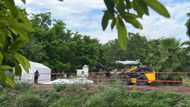 Proceso de exhumación de restos en la fosa común del Panteón 21 de Marzo en Culiacán.