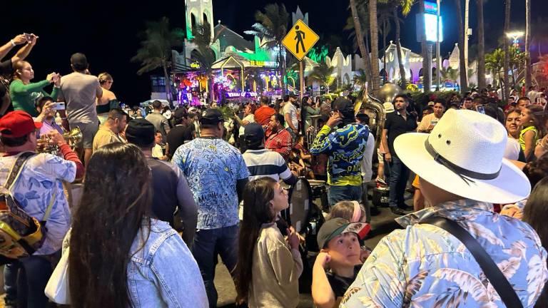 Visitantes y locales disfrutaron de música en vivo y baile frente a las Letras de Mazatlán, durante la noche del Sábado de Gloria.