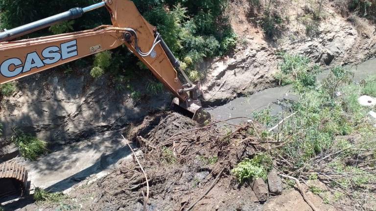 Cuadrillas municipales trabajan en el desazolve de canales pluviales en Mazatlán para reducir riesgos de inundación durante las lluvias.