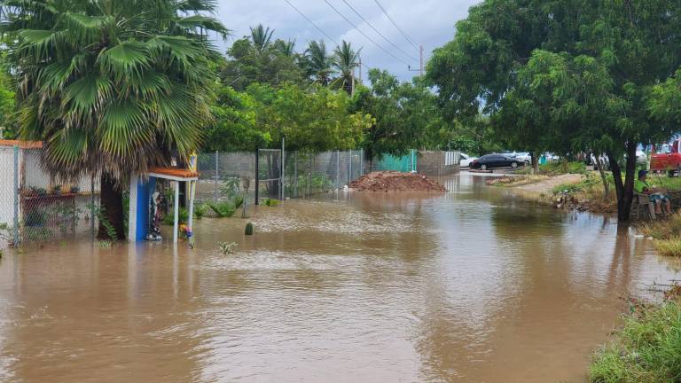 Varias comunidades se inundaron con el paso del huracán Nora por Sinaloa.