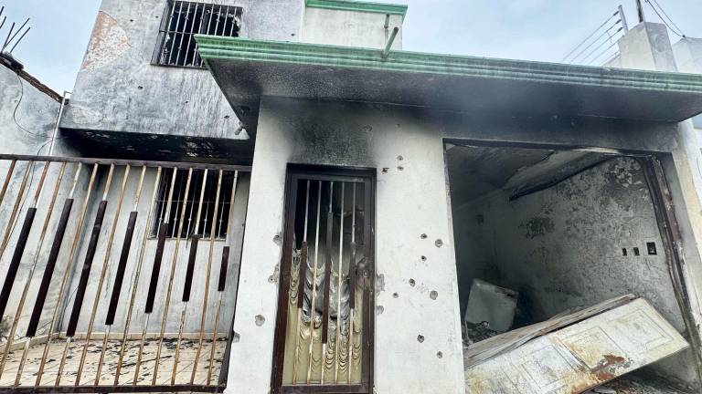 Una casa con las cicatrices de decenas de balazos en Culiacán.