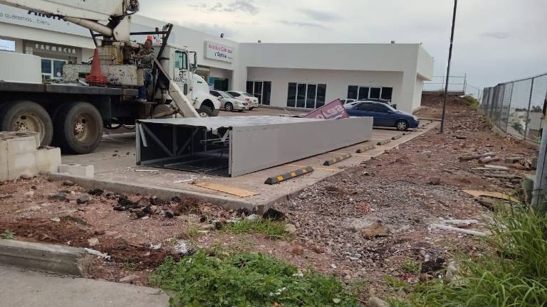 La estructura cayó entre una maya ciclónica y un barandal en el sector Montebello, en Culiacán.