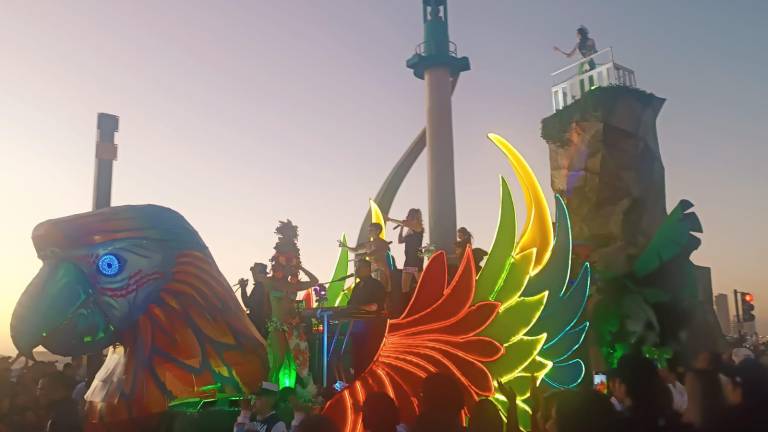 Los coloridos carros alegóricos del segundo desfile del Carnaval de Mazatlán 2025 deslumbraron al público en Playa Norte.