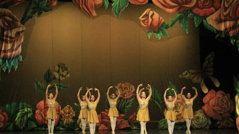 Las alumnas de ballet interpretan coreografías en homenaje al compositor, pianista y arreglista francés Claude Bolling.
