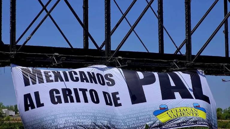 En la lona se exige paz para Sinaloa.