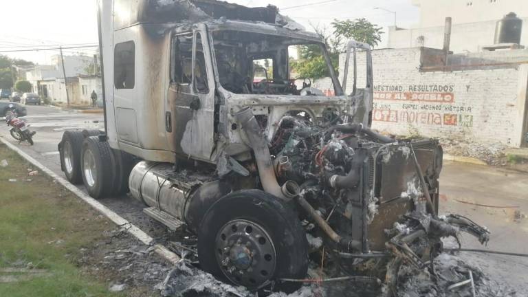 Durante la mañana de este viernes un tractocamión fue atacado a balazos e incendiado en Mazatlán.