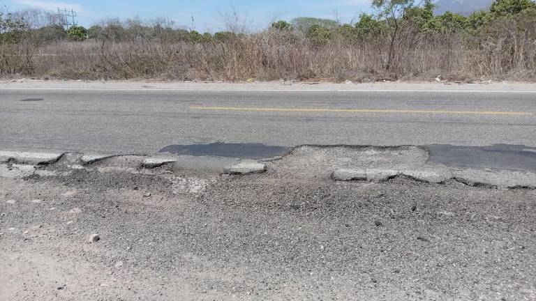 El hoyo se tiene en el carril de norte a sur y ha ocasionado que diario se ponchen entre 2 y 6 vehículos.