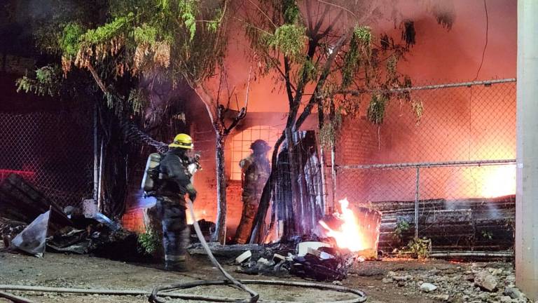 Una vivienda ubicada en la colonia Progreso, en Culiacán, ardió en fuego durante la noche del martes.