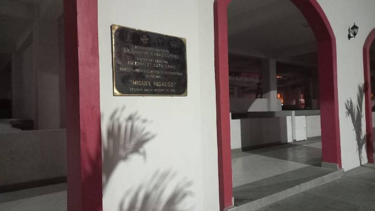 La placa que detalla la “inauguración” del mercado.