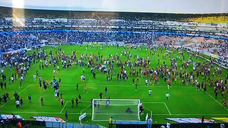La cancha de La Corregidora fue invadida por los aficionados tras desatarse la bronca en el graderío.