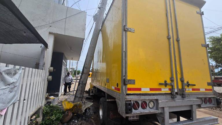 Un camión chocó con un poste y vehículos estacionados en Rosario, ocasionando la suspensión de la electricidad.
