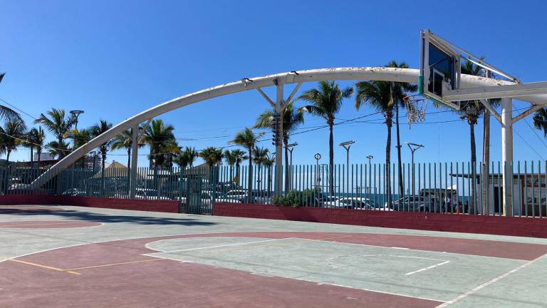Con agilidad se realizan los trabajos en la cancha Martiniano Carvajal.