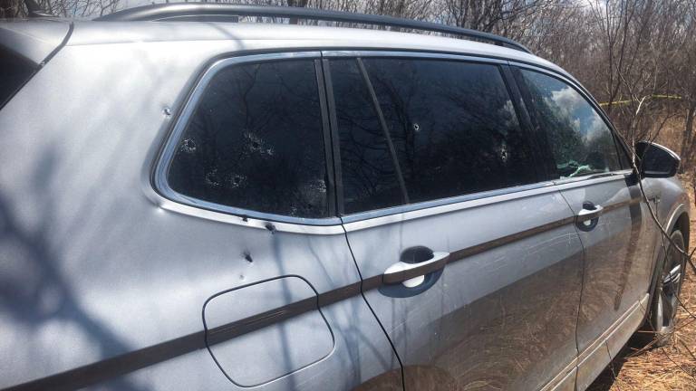 El vehículo se localizó con impactos de bala, además tiene reporte de robo.