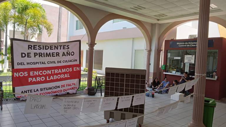 Un grupo de residentes del Hospital Civil exige el apoyo económico del nosocomio y de la UAS.