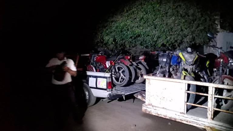 La Dirección de Seguridad Pública de Escuinapa aseguró 12 motocicletas en un operativo implementado en la comunidad de Isla del Bosque.